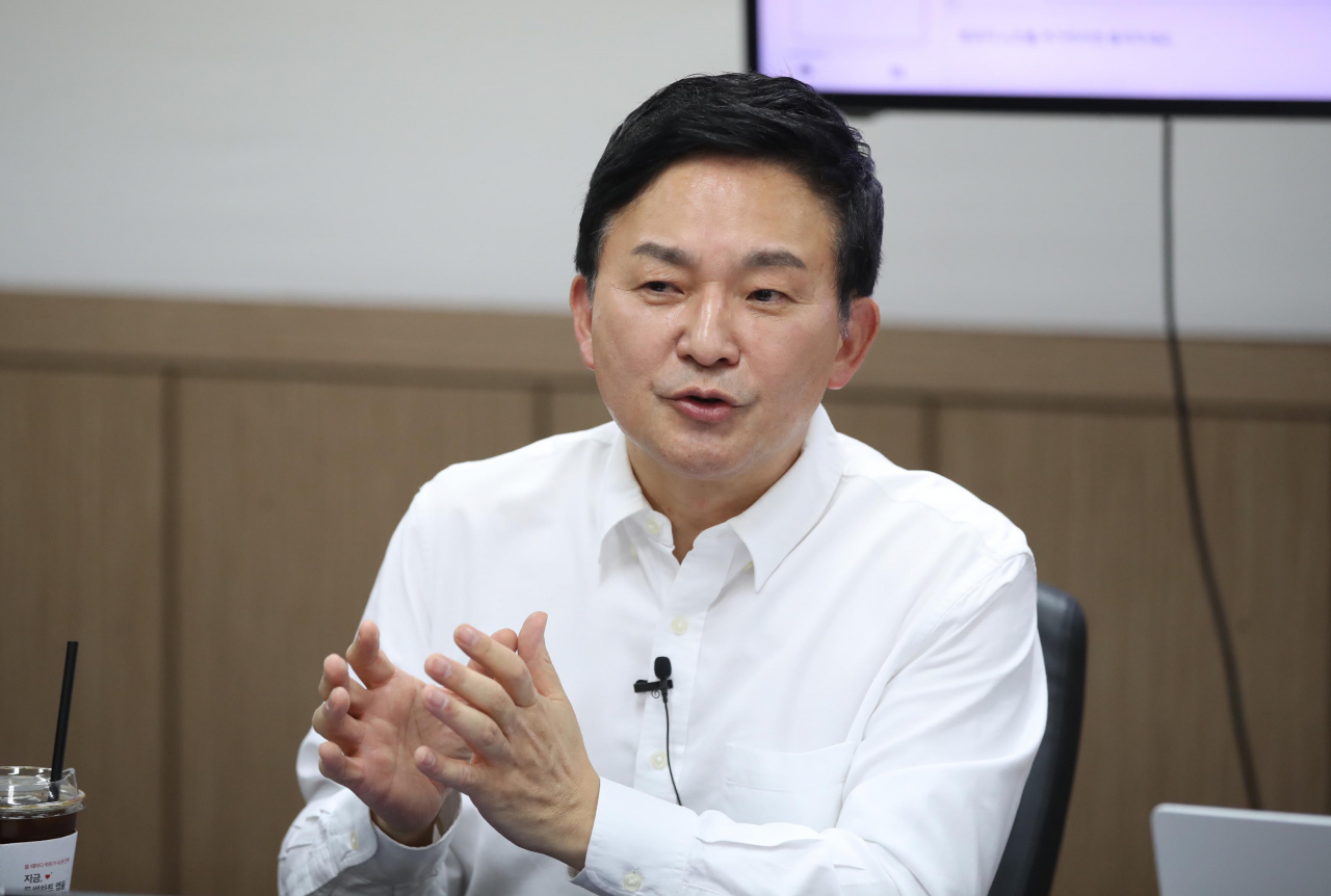 국민의힘 대권주자인 원희룡 전 제주지사가 20일 오전 경북도당에서 진행된 '이재명 압송 작전 올데이 LIVE' 유튜브 방송에서 발언하고 있다. [연합]