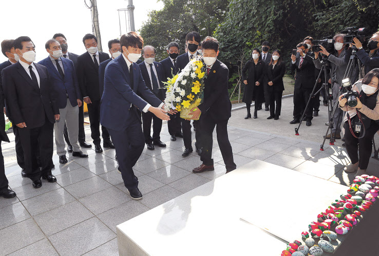 이준석 국민의힘 대표(왼쪽 두번째)가 21일 오전 전남 여수시 만흥동 여순사건 희생자 위령비를 찾아 헌화하고 있다. 이 대표가 이날 일정을 바꿔 호남을 찾은 것은 최근 윤석열 전 검찰총장의 전두환 관련 발언에 대해 민심 달래기 위한 행보로 해석된다. [연합]
