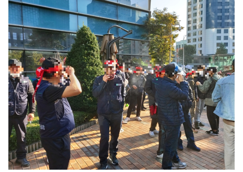 20일 서울 서대문구 서대문역 사거리에서 열린 전국민주노동조합총연맹(민주노총) 총파업 대회에 참가한 조합원들이 인도에 모여 담배를 피우고 있다. 김희량 기자