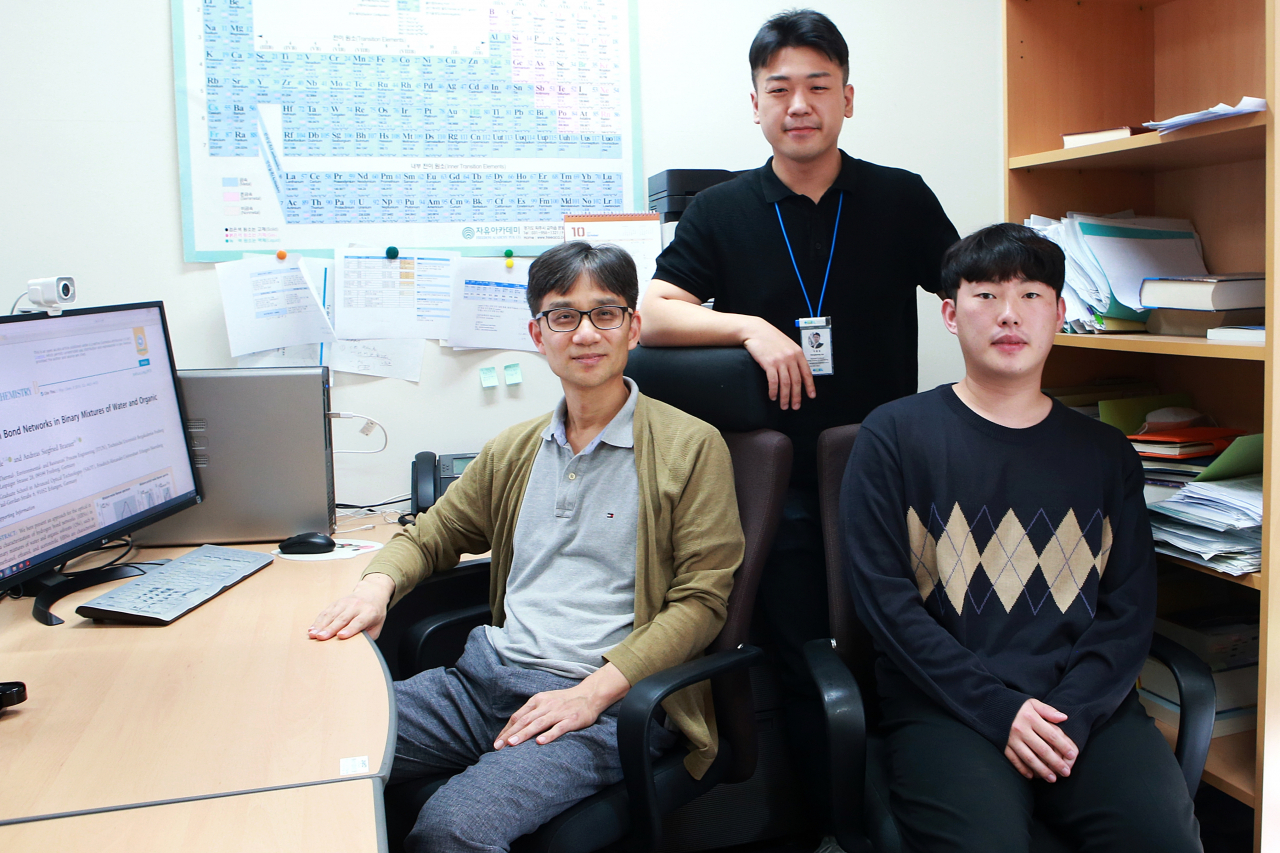 왼쪽부터 이호춘 교수, 이홍경 교수, 조영성 석사과정생.[DGIST 제공]