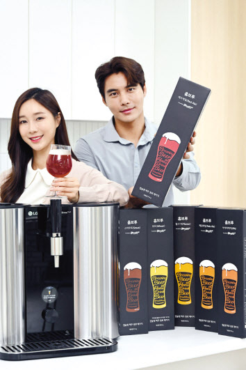 LG전자가 홈브루 고객 선호도를 반영해 새롭게 선보이는 ‘레드 에일(Red Ale)’ 캡슐 패키지를 모델들이 소개하고 있다. [LG전자 제공]