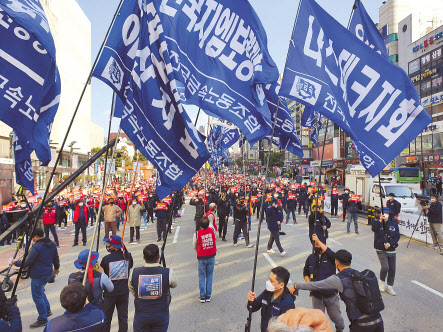 20일 오후 민주노총 세종 충남본부 노조원 2000여명이 천안 버스터미널 앞 만남로 300여ｍ 차도에서 총파업과 집회를 진행하고 있다. [연합]