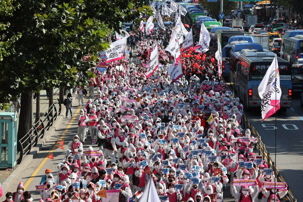 지난 20일 10·20 민주노총 총파업에 참가한 조합원들이 서울 서대문역 네거리로 향하며 '5인 미만 사업장 차별 철폐·비정규직 철폐, 모든 노동자의 노조활동 권리 쟁취' 등을 외치며 거리행진하고 있다. [연합]