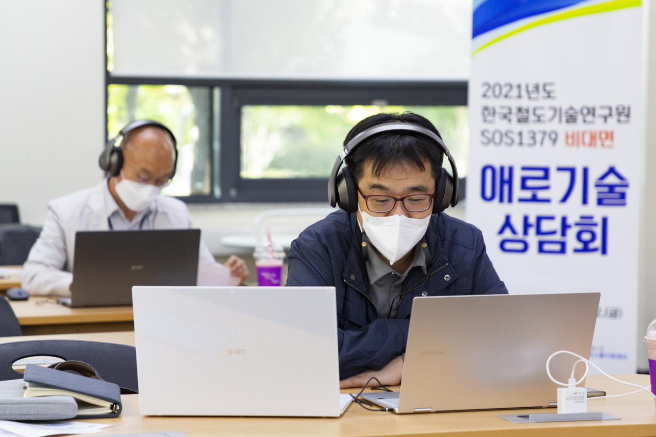 철도연 전문가가 중소기업 애로기술 상담을 진행하고 있다.[한국철도기술연구원 제공]