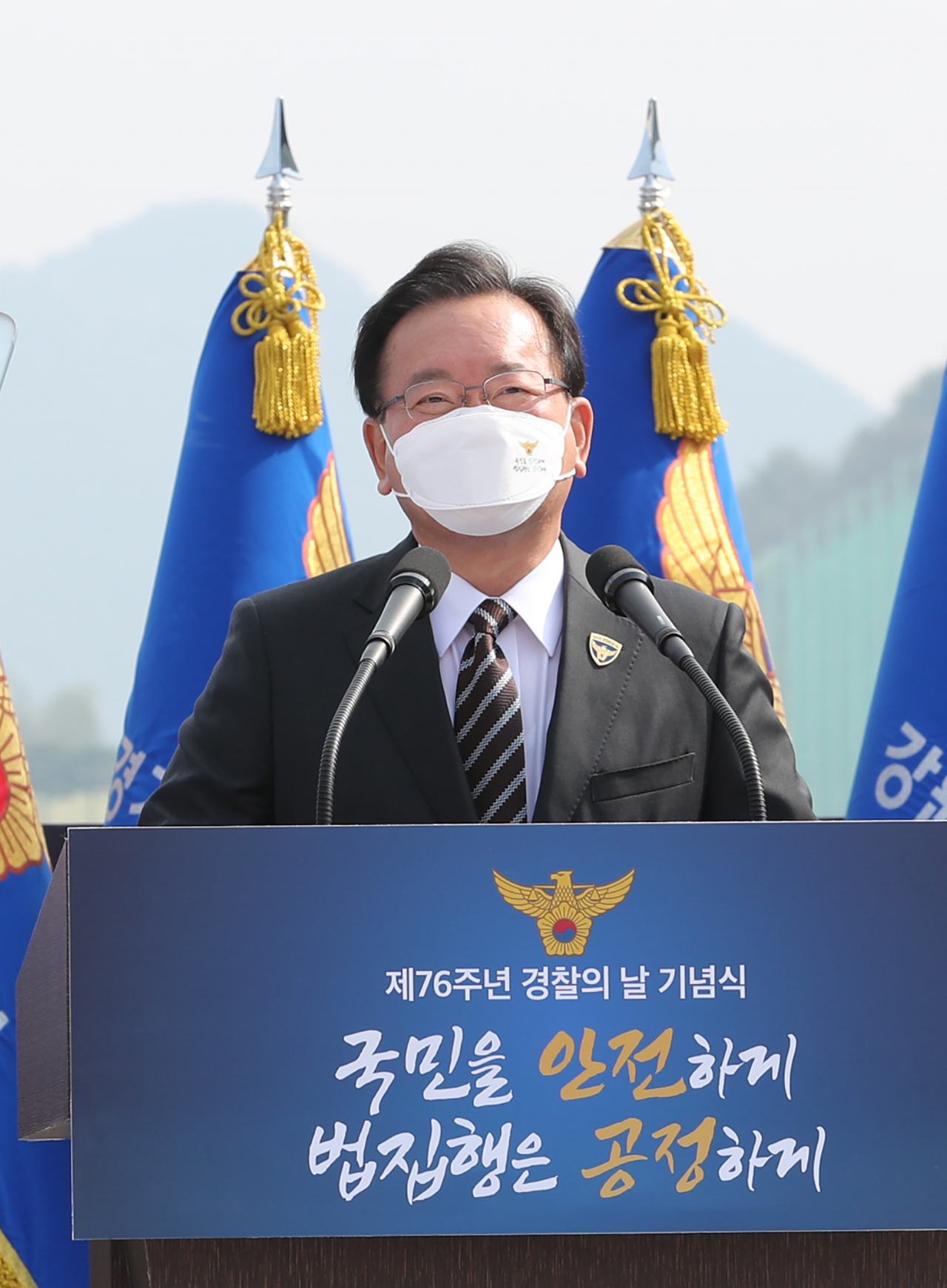 김부겸 국무총리가 21일 오전 충남 아산시 경찰수사연구원에서 열린 경찰의 날 기념식에 참석해 축사하고 있다. ［연합］