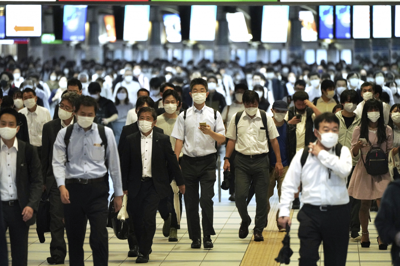 일본 직장인 출근 장면. [AP]