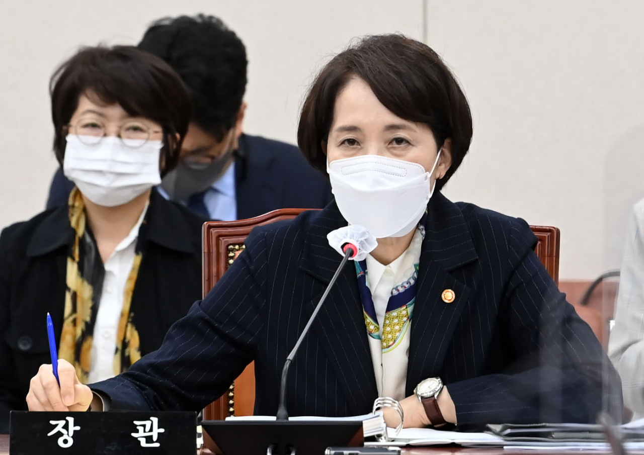 유은혜 사회부총리 겸 교육부 장관이 21일 서울 여의도 국회에서 열린 교육위원회의 교육부와 소속·공공·유관기관 등에 대한 종합감사에서 의원들의 질의에 답변하고 있다. [국회사진기자단]