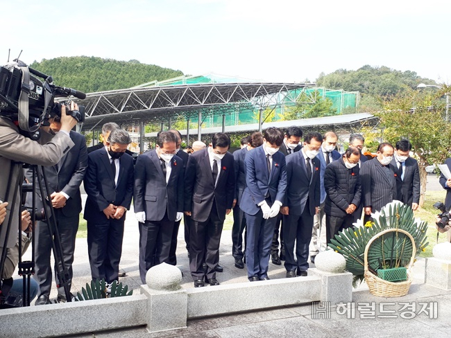 21일 오전 이준석 국민의힘 대표와 당직자들이 순천 ‘여순사건위령탑’을 참배하고 있다. /박대성기자 parkds@heraldcorp.com