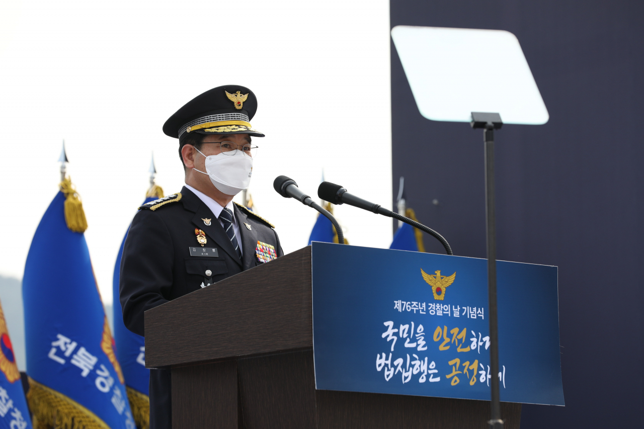 김창룡 경찰청장은 21일 제76주년 경찰의 날을 맞아 충남 아산 경찰수사연수원에서 열린 기념식에서 “끊임없는 변화와 쇄신을 거듭하며 국가와 국민의 기대에 반드시 부응해 ‘가장 안전한 나라’, ‘존경과 사랑받는 경찰’을 실현해 나가겠다”고 말했다.[경찰청 제공]
