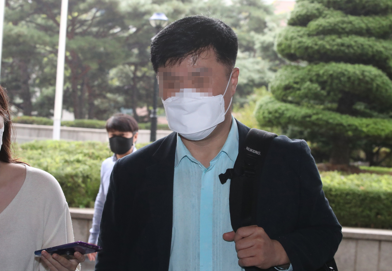 성남도시개발공사 김문기 개발1처장이 지난 21일 오후 8시 30분께 경기 성남시 분당구 성남도시개발공사 사무실에서 숨진 채 발견됐다. 사진은 지난 10월 대장동 개발 특혜 의혹 관련 검찰 조사를 받기 위해 서울중앙지검에 들어서는 김 처장 모습. [연합]