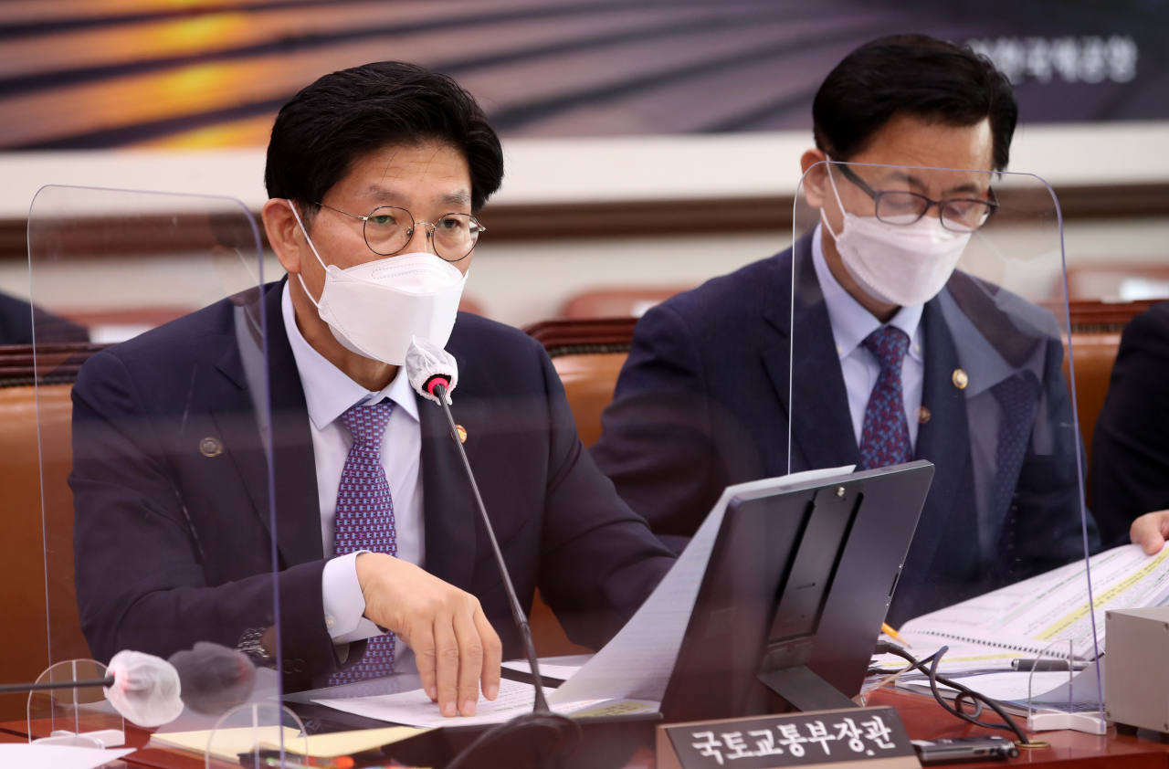 노형욱 국토교통부 장관이 21일 오전 국회에서 열린 국토교통위원회의 국토부 국정감사에서 답변하고 있다. [연합]