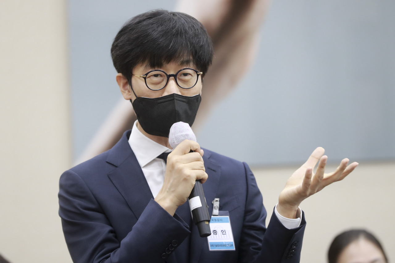 이해진 네이버 글로벌투자책임자가 21일 오후 서울 여의도 국회에서 의원질의에 답변하고 있다. [연합]