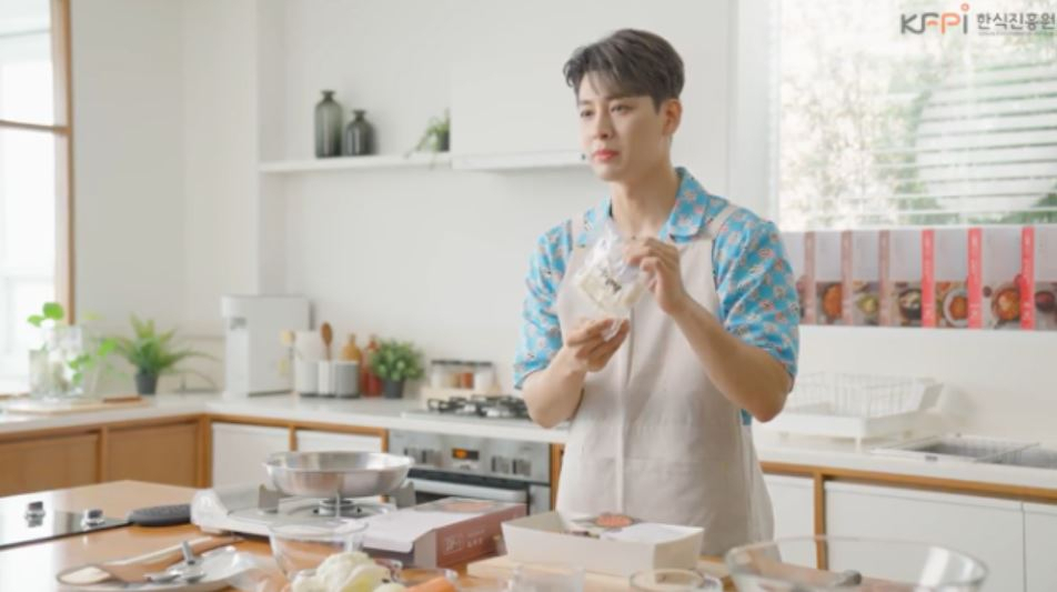 한식 체험 밀키트를 활용한 요리하는 영상[한식진흥원 제공]