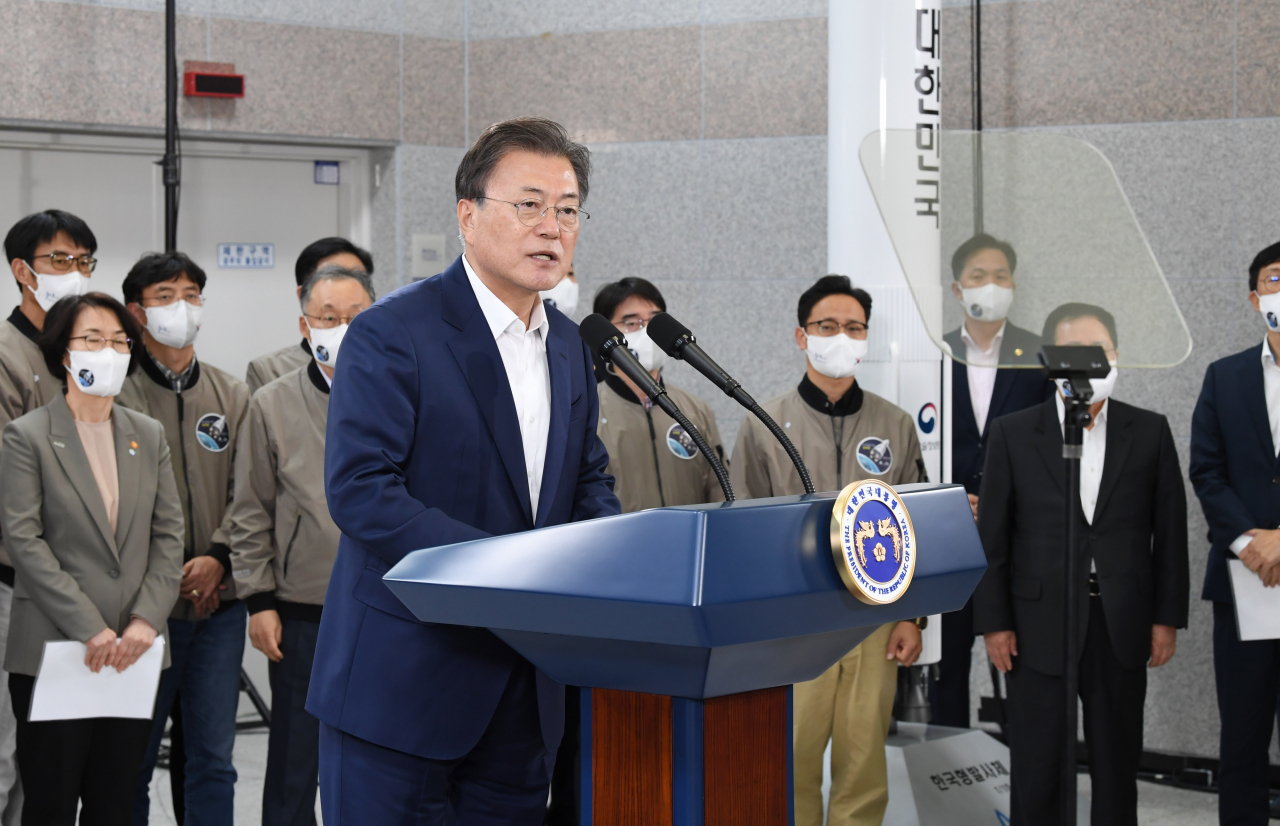 문재인 대통령이 21일 오후 한국형 발사체 '누리호(KSLV-2)'의 발사 참관을 마치고 전남 고흥 나로우주센터 발사통제동에서 대국민 메시지를 발표하고 있다. 연합뉴스