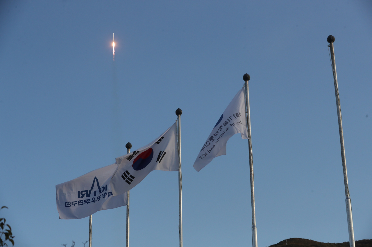 상공으로 발사된 누리호가 전남 고흥군 하늘 위 밝게 반짝이고 있다 [과기정통부 제공]