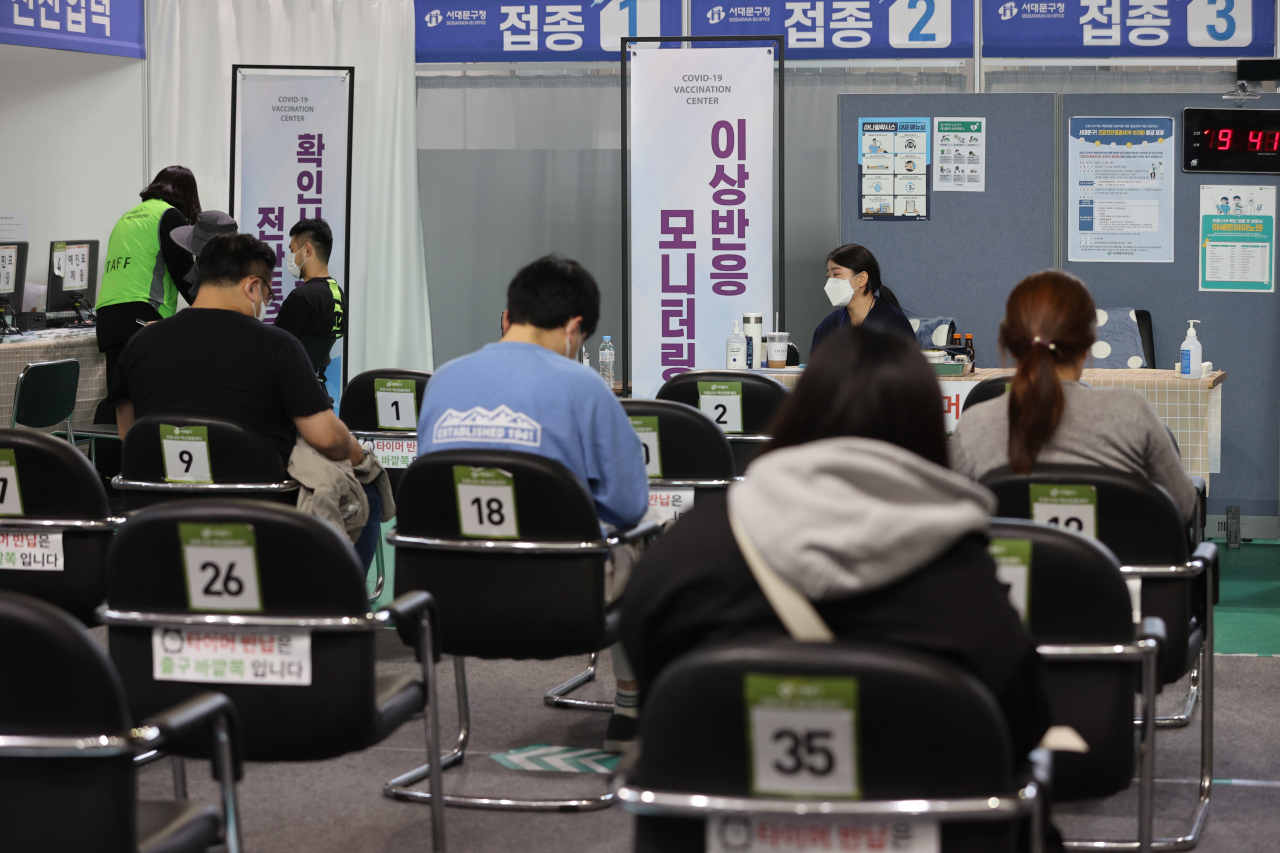 코로나19 백신 접종 완료율이 70%를 향하고 있는 가운데 21일 오전 서울 서대문구 코로나19 예방접종센터에서 백신 접종을 마친 시민들이 이상반응 모니터링을 위해 기다리고 있다. [연합뉴스 제공]