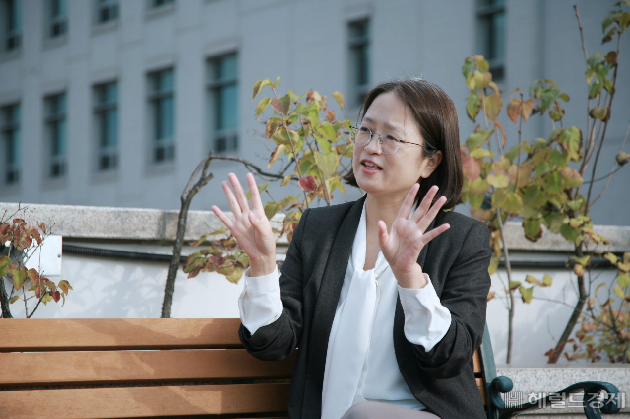 정명원 부부장검사가 대구지검 서부지청에서 인터뷰하고 있다. 좌영길 기자