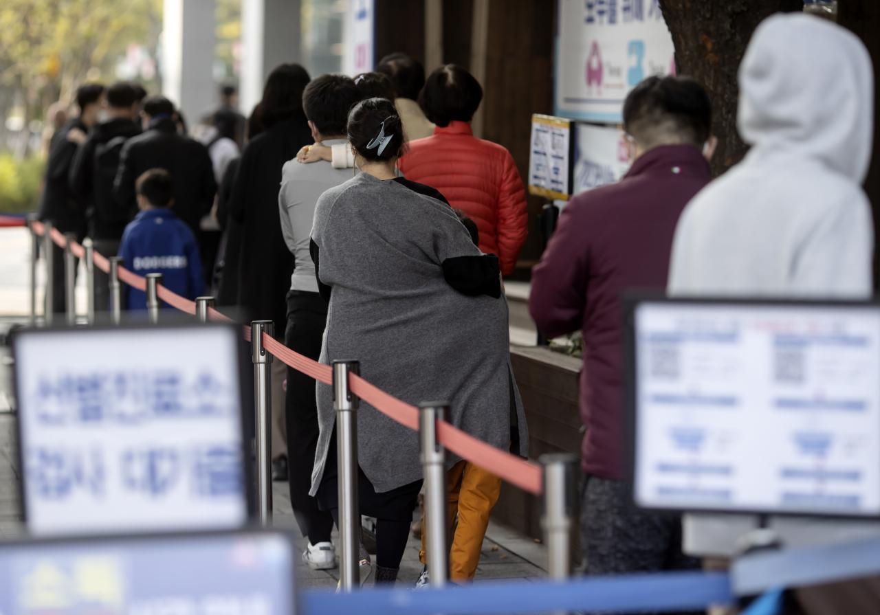 21일 서울 송파구 보건소 선별진료소에서 시민들이 검사를 받기 위해 대기하고 있다. 연합뉴스
