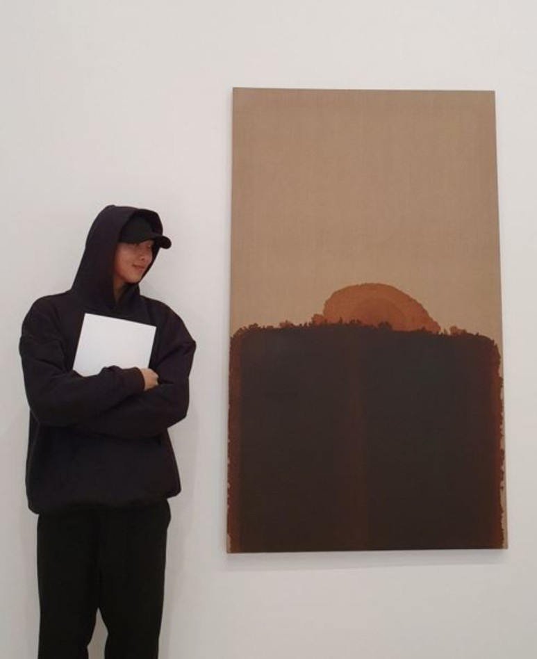 미술계에선 “방탄소년단 RM은 선한 영향력의 사례이자, 자신이 미칠 수 있는 영향력을 인지하고 행동하는 진지한 애호가, 컬렉터”라고 말한다. 장르, 작가를 불문하고 한국미술, 전통문화를 섭렵하며, 단지 취향 중심이 아닌 공부하는 모습도 보이기 때문이다. [방탄소년단 트위터 캡처]