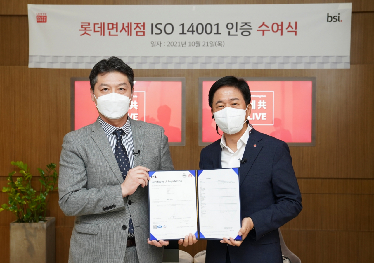 롯데면세점이 환경경영 실천으로 국제표준화기구(ISO)의 ‘환경경영시스템 ISO 14001’ 인증을 획득했다. 지난 21일 오후 롯데면세점 월드타워점에서 진행된 인증식 수여식에 (사진 왼쪽부터) 임성환 BSI KOREA(영국표준협회 한국지사) 본부장, 이갑 롯데면세점 대표이사가 참석했다. [롯데면세점 제공]