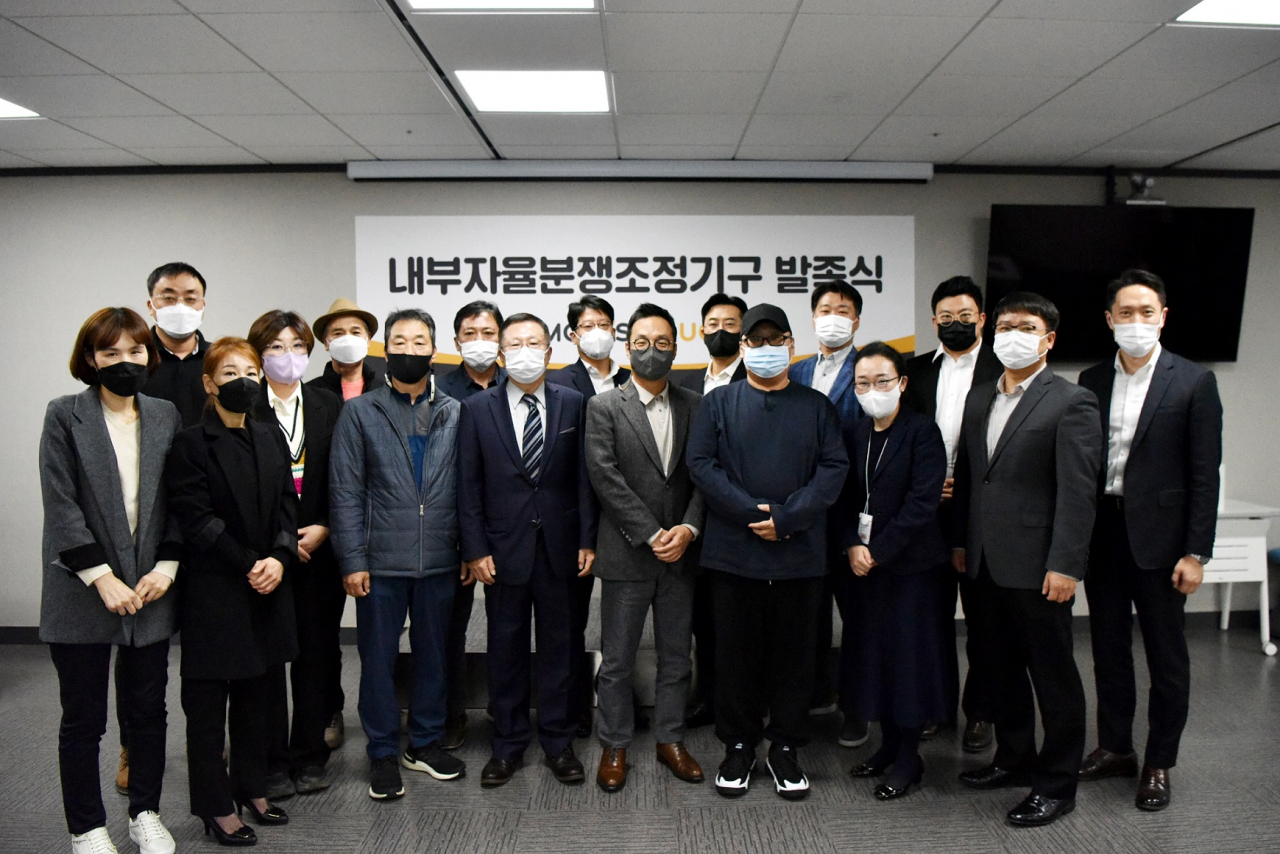 21일 열린 맘스터치 ‘내부자율분쟁조정기구 발족식’에서 이승창(왼쪽 여덟번째) 초대 위원장과 맘스터치 김동전(왼쪽 열번째) 대표이사, 가맹사업자대표, 가맹본부대표들이 기념사진을 찍고 있다. [맘스터치 제공]