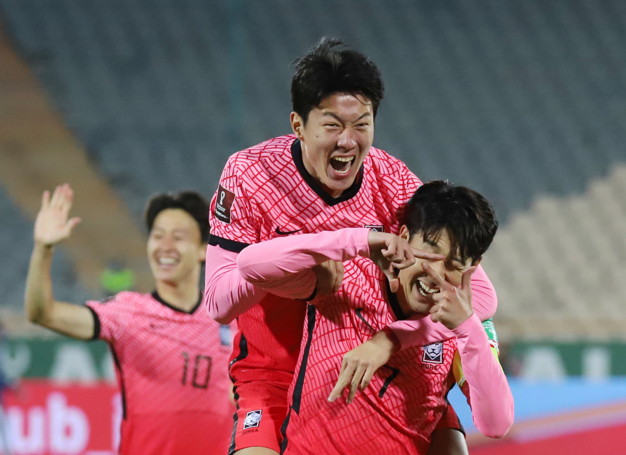 손흥민이 지난 12일 이란과 월드컵 최종예선 원정 경기서 선제골을 넣은 뒤 세리머니를 하고 있는 모습. [연합]