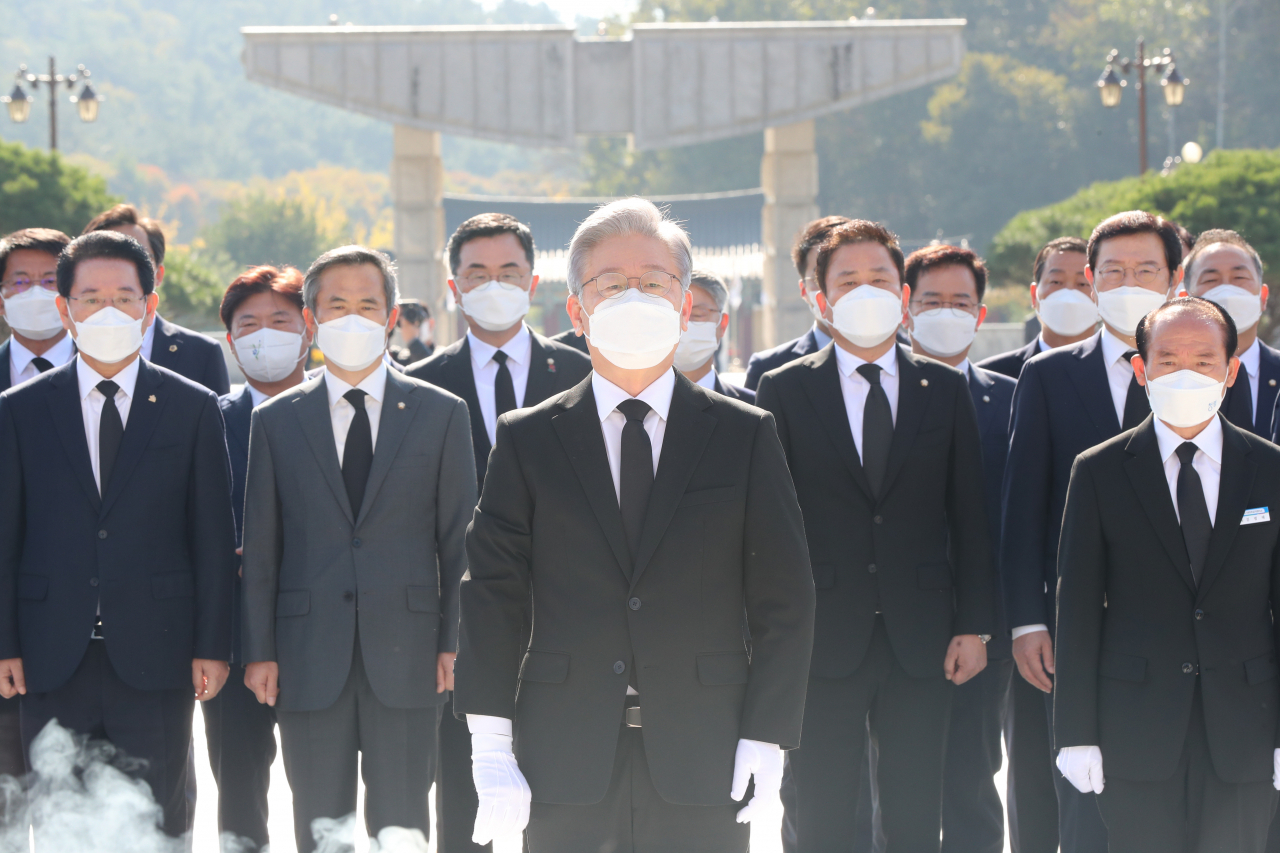 이재명(경기도지사) 더불어민주당 대선후보가 22일 오전 광주 국립 5·18 민주묘지를 참배하고 있다. [연합]