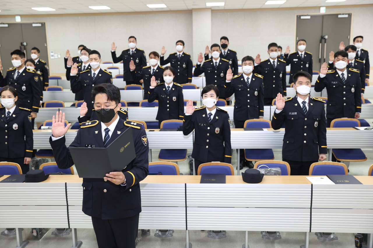 경찰대학은 22일 오전 제8기 변호사 경력 경쟁 채용자 과정을 수료한 18명에 대한 임용식을 개최했다고 밝혔다. [경찰대학 제공]