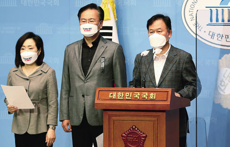 국회 법제사법위원회 소속 윤한홍 국민의힘 의원이 22일 국회 소통관에서 ‘대장동 게이트’ 관련 특검 수용을 촉구하고 있다. 왼쪽부터 전주혜, 유상범, 윤한홍 의원. 이상섭 기자