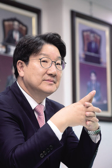 윤석열 캠프 종합지원본부장을 맡고 있는 권성동 국민의힘 의원이 지난 20일 오후 서울 여의도 국회 의원회관 사무실에서 헤럴드경제와 인터뷰를 가지고 있다. 이상섭 기자