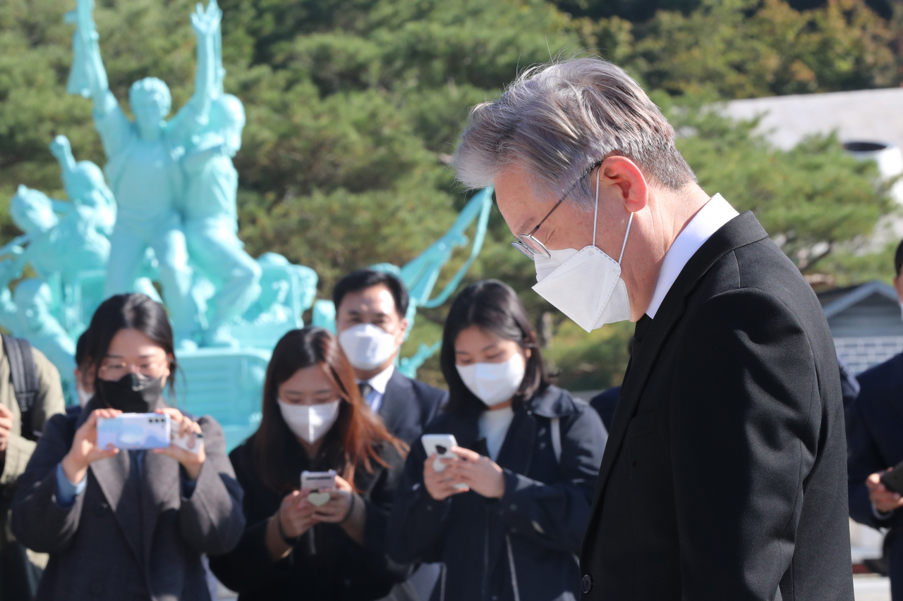 더불어민주당 대선후보인 이재명 경기도지사가 22일 오전 광주 국립5·18민주묘지를 참배하고 있다. [연합]
