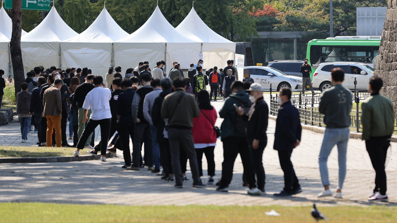 22일 오후 서울 종로구 흥인지문 앞에 설치된 찾아가는 임시선별진료소에서 인근 시장 상인과 시민 등이 코로나19 선별검사를 받기 위해 순서를 기다리고 있다. [연합]