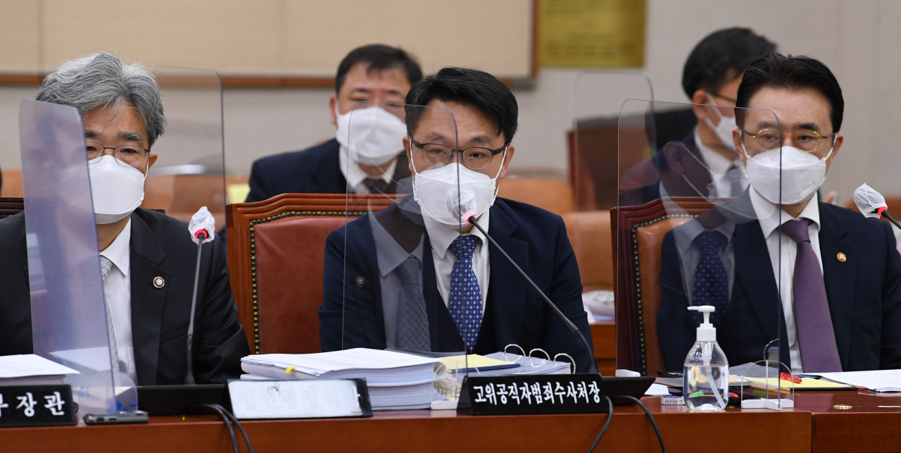 김진욱 고위공직자범죄수사처장이 지난 21일 서울 여의도 국회에서 열린 법제사법위원회 종합감사에 출석, 의원들의 자료 제출 요구를 듣고 있다. [연합]