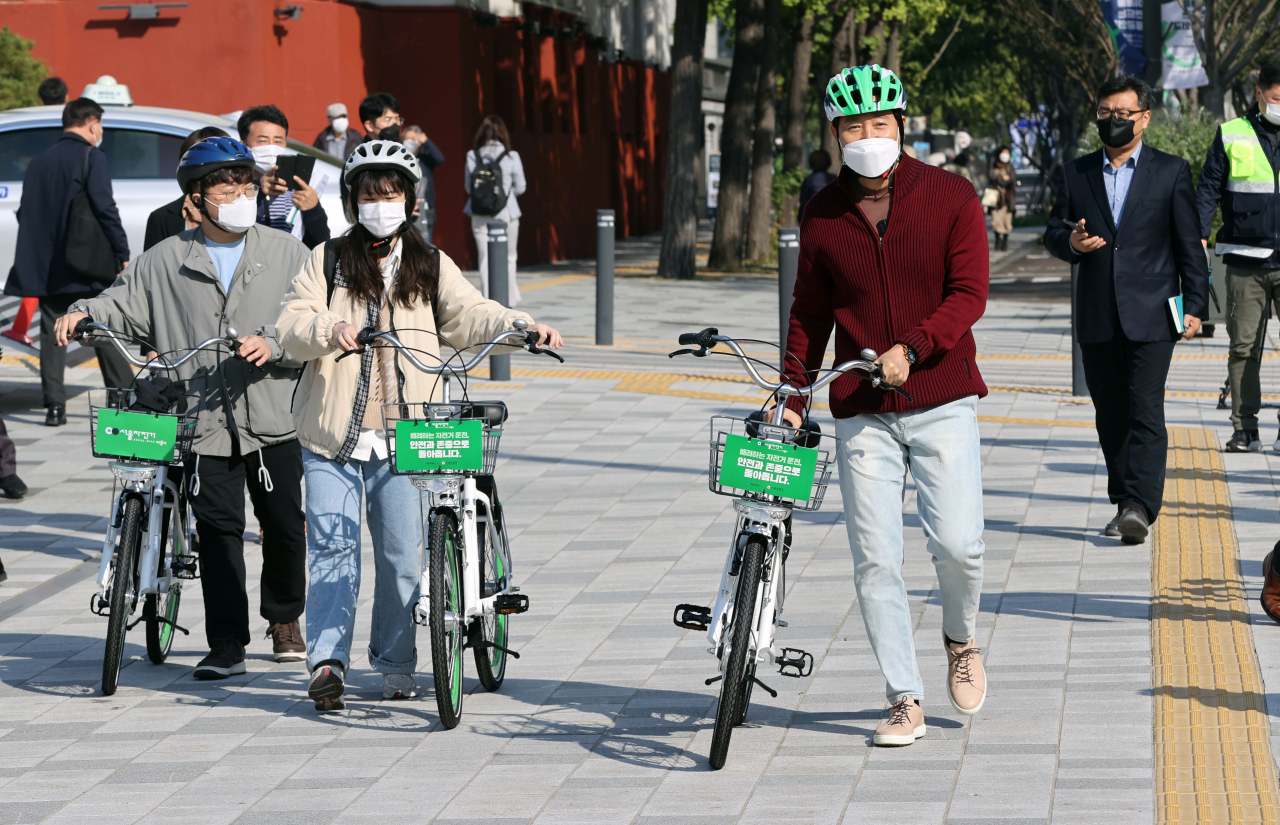 서울시가 공공자전거 ‘따릉이’를 올 연말까지 3000대, 내년 3000대 등 6000대를 추가 도입한다. 오세훈 서울시장이 22일 오전 서울 중구 도시건축전시관 앞 '따릉이' 자전거대여소에서 자전거를 빌려 이동하고 있다. [연합]