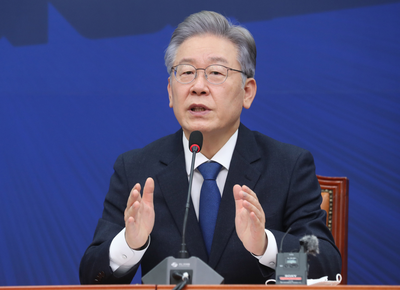 더불어민주당 제20대 대통령후보로 선출된 이재명 경기도지사가 11일 오후 서울 여의도 국회에서 열린 '당지도부-더불어민주당 대통령 후보 상견례'에서 발언하고 있다. 연합뉴스