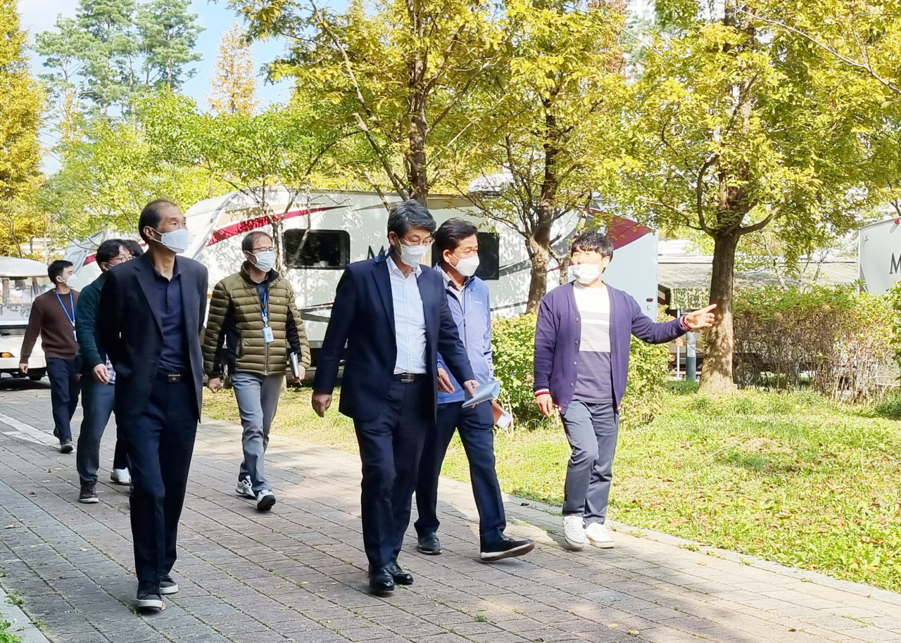 유문종 제2부시장(오른쪽 3번째)이 광교호수공원 사업대상지를 점검하고 있다