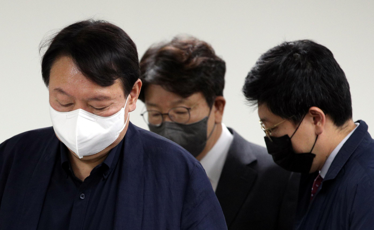 윤석열 당시 국민의힘 대선 경선 후보(왼쪽)가 지난해 10월21일 오전 서울 여의도 국민의힘 중앙당사에서 청년정책 공약 발표에 앞서 캠프 종합지원본부장인 권성동 의원, 김병민 대변인과 회견장으로 입장하고 있다. [연합]