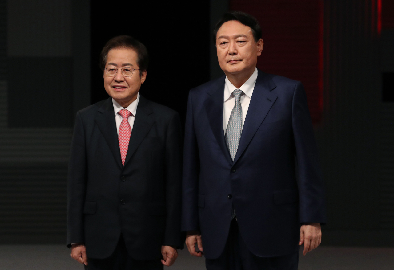 윤석열 국민의힘 대선후보(오른쪽)와 홍준표 의원. [국회사진기자단]