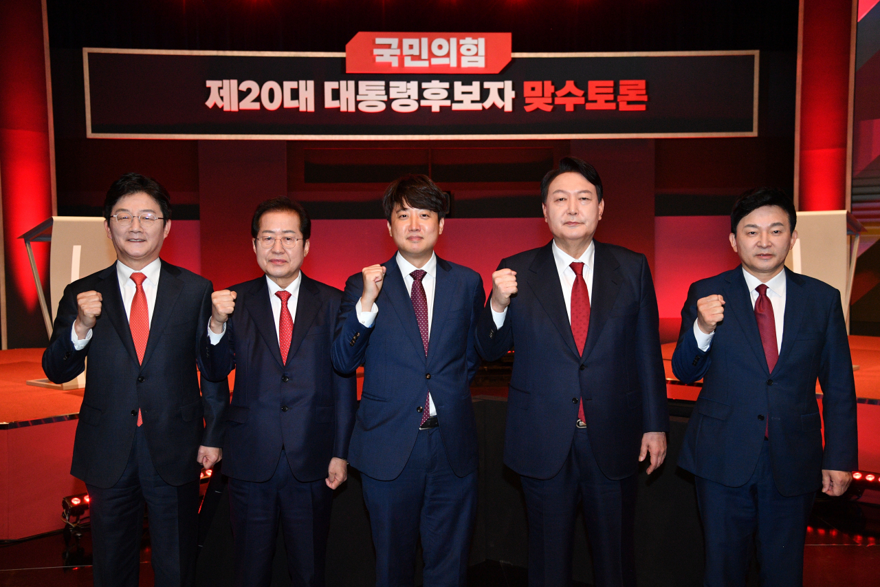 국민의힘 유승민(왼쪽부터), 홍준표 대선 경선 후보, 이준석 대표, 윤석열, 원희룡 대선 경선 후보가 22일 오후 서울 마포구 YTN뉴스퀘어에서 열린 국민의힘 대선 경선 제6차 토론회 2차 맞수토론에 앞서 포즈를 취하고 있다. [연합]