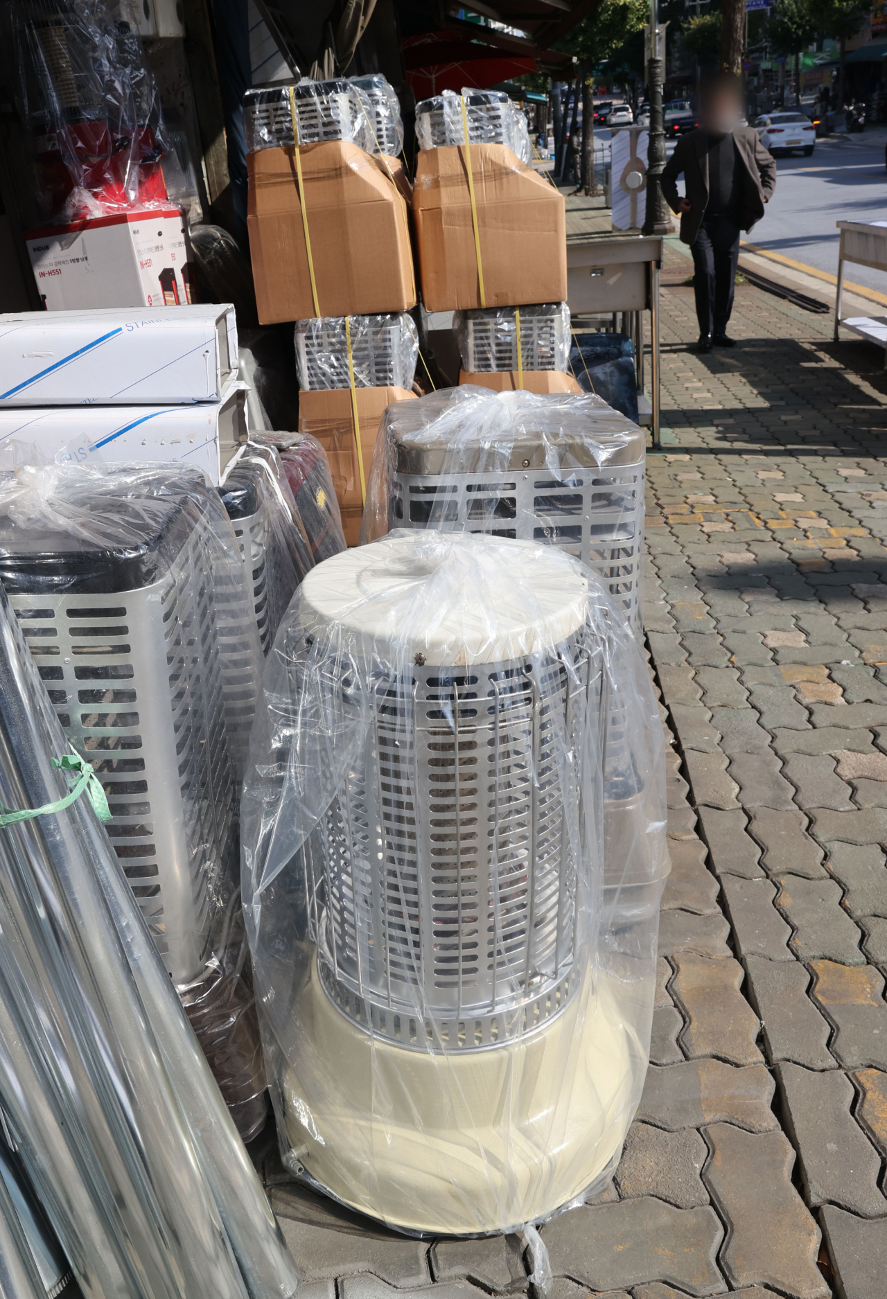 최근 갑자기 떨어진 기온으로 쌀쌀한 날씨를 보이는 22일 오후 서울 중구 황학동 벼룩시장의 한 매장 앞에 난로가 진열돼 있다. [연합]