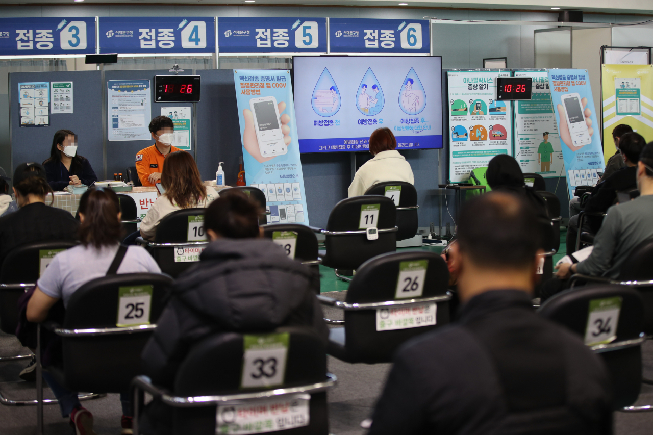 22일 오전 서울 서대문구 북아현문화체육센터에 마련된 코로나19 서대문구 예방접종센터에서 시민들이 백신 접종을 마친 뒤 이상반응 모니터링을 위해 대기하고 있다. [연합]