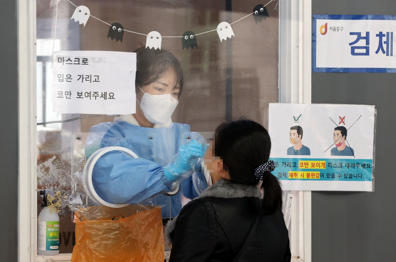 최근 서울역광장에 마련된 신종 코로나바이러스 감염증(코로나19) 임시선별검사소에서 의료진이 검체를 채취하고 있다. [연합]