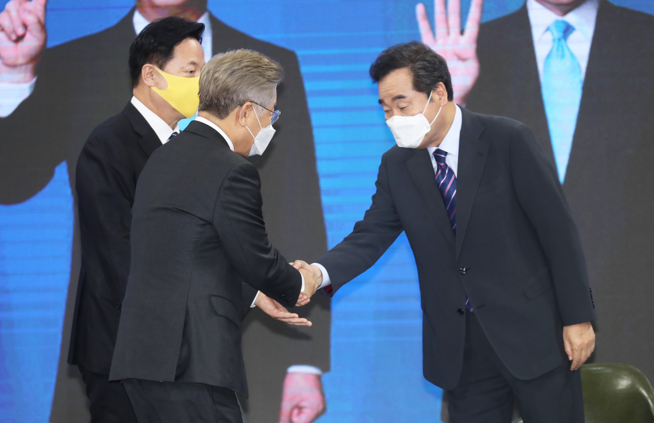 26일 전북 완주군 우석대학교 체육관에서 열린 더불어민주당 대선 후보 선출을 위한 전북 합동연설회 후 이재명 후보와 이낙연,후보가 악수하고 있다. [연합]