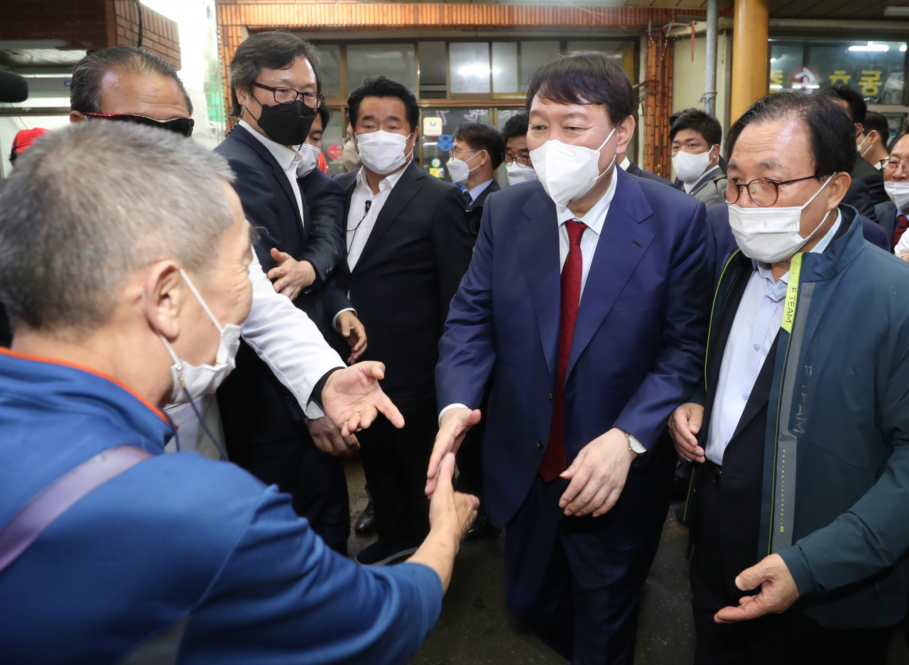 국민의힘 윤석열 대선 경선 후보가 23일 오전 울산시 남구 신정시장을 방문해 상인과 인사하고 있다. [연합]