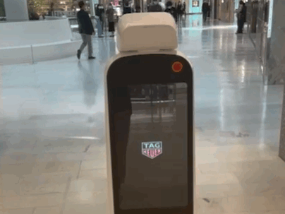 여의도 더현대 백화점을 오가는 LG클로이 가이드봇 [LG전자 제공]