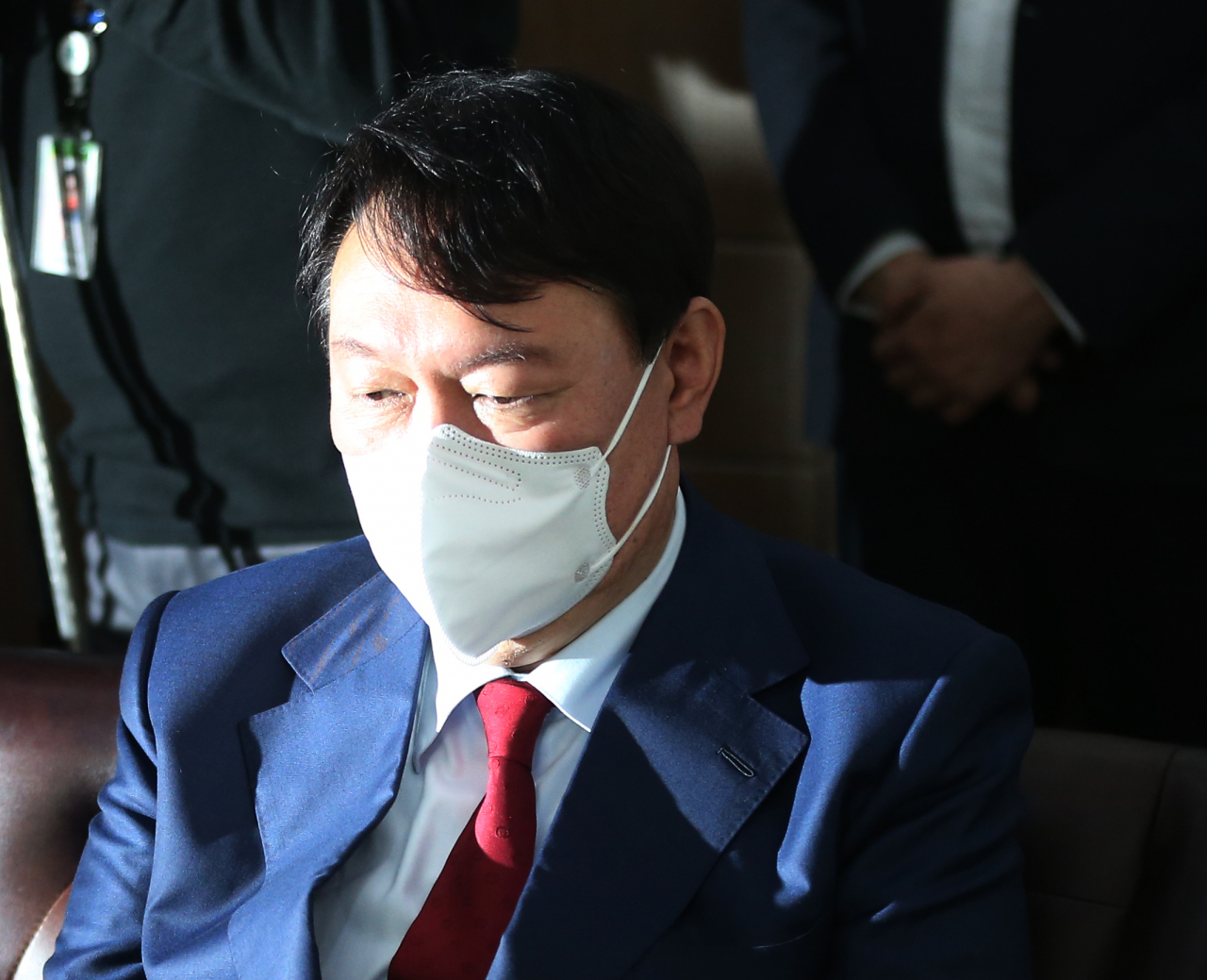 국민의힘 윤석열 대선 경선 후보가 23일 오후 울산시 남구을 당협에서 김기현 원내대표와의 대화 중 발언을 듣고 있다. [연합]
