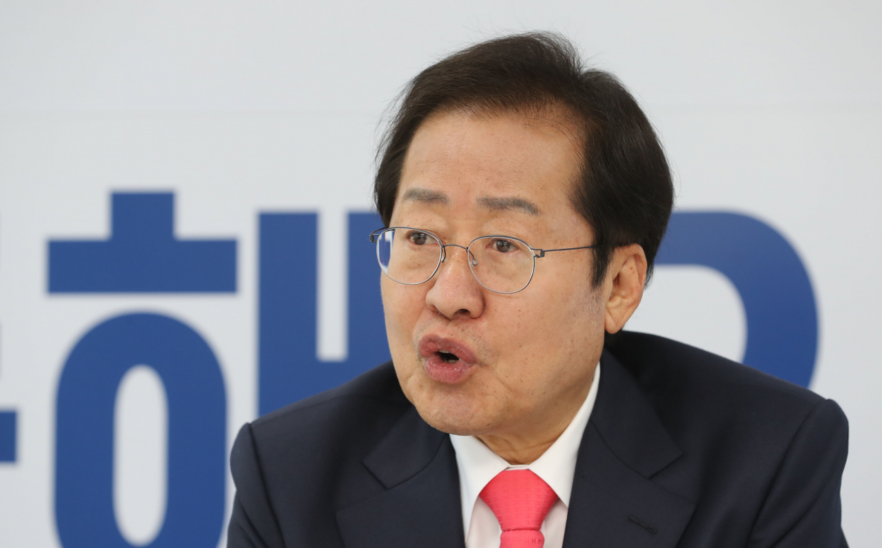 국민의힘 대권주자인 홍준표 의원은 연합뉴스와의 인터뷰에서 윤석열 전 검찰총장의 ‘전두환 옹호 발언’으로 당내 경선 판세가 바뀌었다고 밝혔다. [연합]