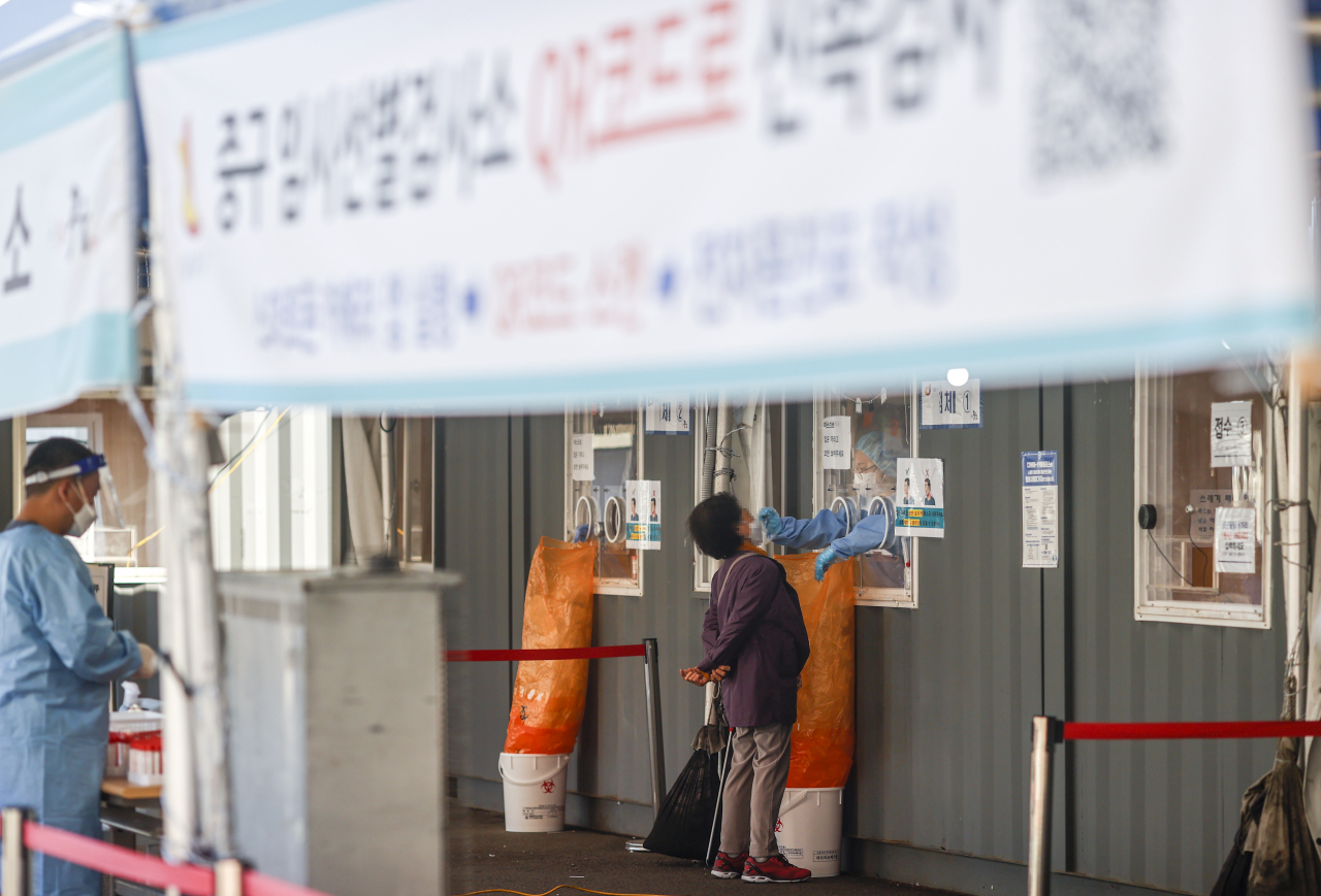 서울역에 설치된 중구임시선별검사소에서 시민이 검사를 받고 있다. [연합]