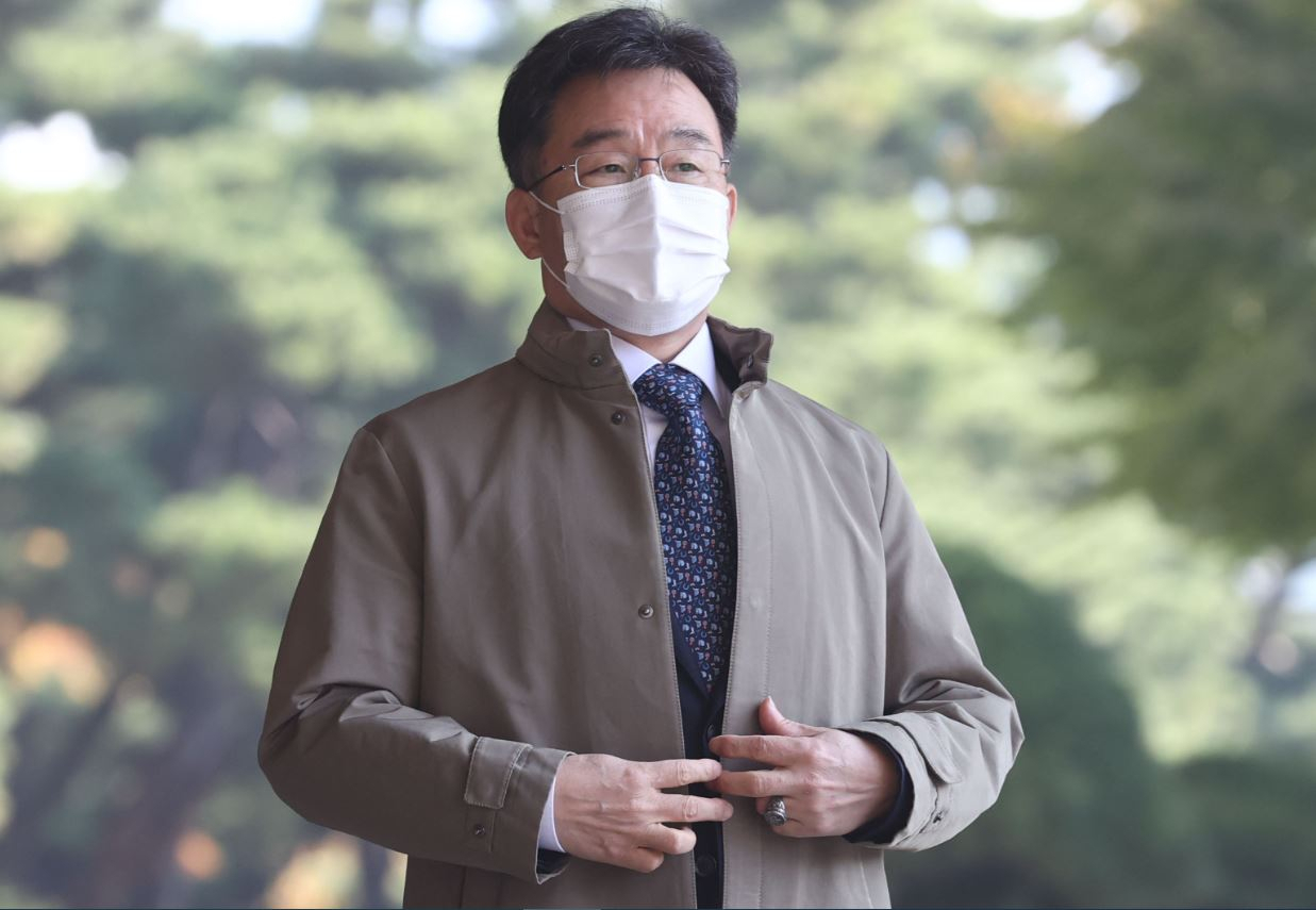 화천대유 대주주인 김만배 씨가 24일 오전 서울 서초구 서울중앙지검에 재소환돼 출석하고 있다. 검찰은 조사 이후 김씨에 대한 구속영장을 다시 청구한다는 방침이다. [연합]