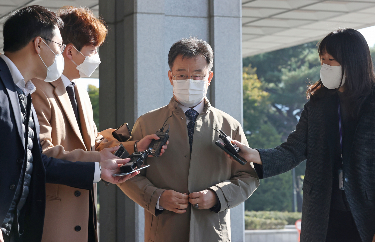 더불어민주당과 국민의힘은 국회 국정감사가 마무리된 이후에도 대장동 의혹을 중심으로 한 대치국면을 예고하고 있다. 화천대유 대주주 김만배 씨가 24일 오전 서울 서초구 서울중앙지검에 재소환돼 출석하고 있다. [연합]